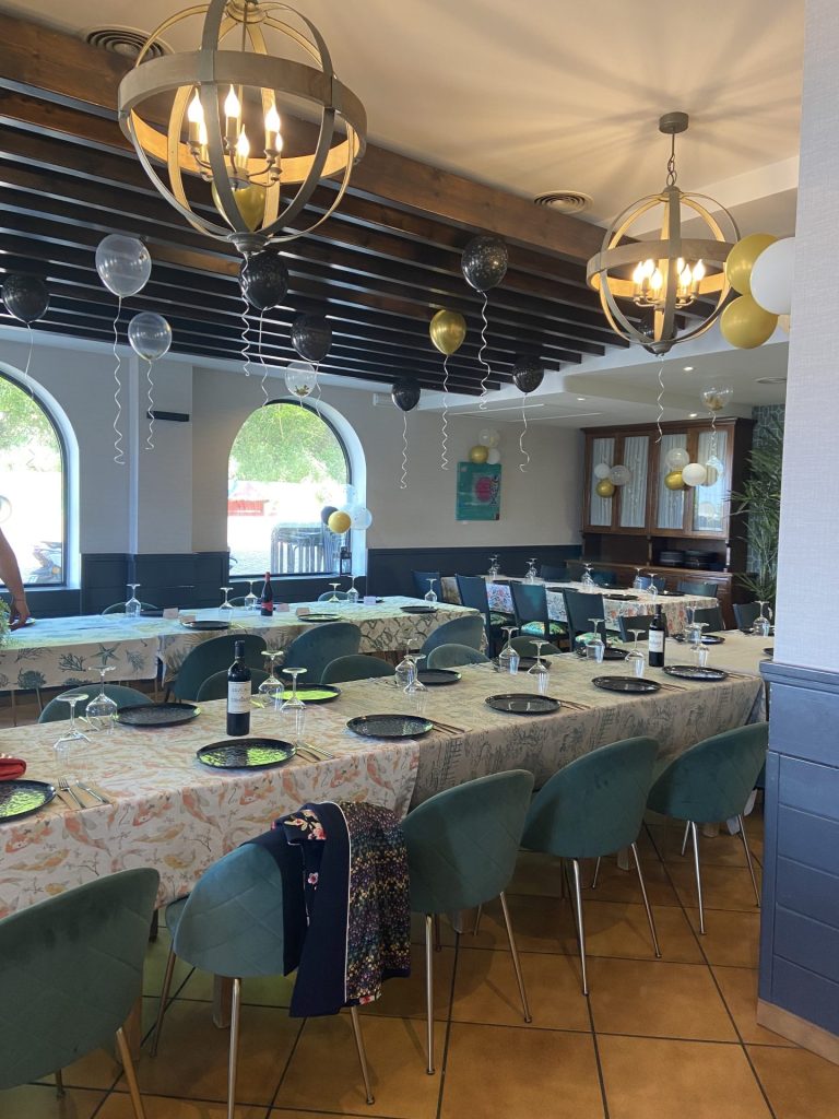 Sala de comidas de un restaurante decorada para un evento