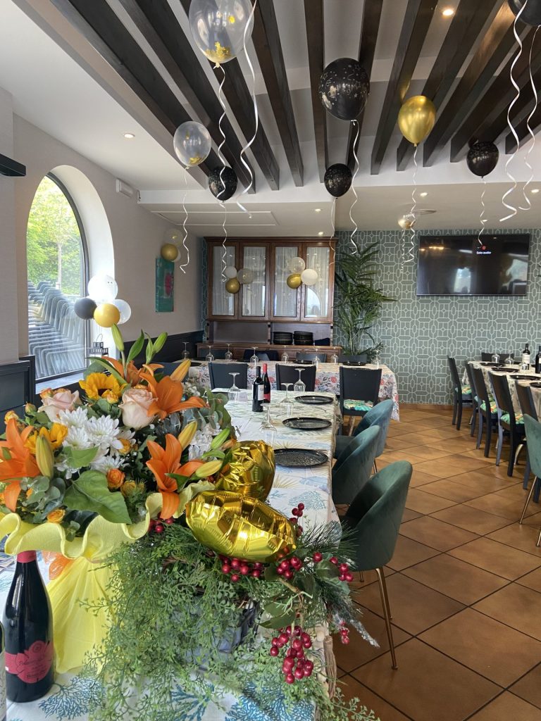 Sala de comidas de un restaurante decorada para un evento